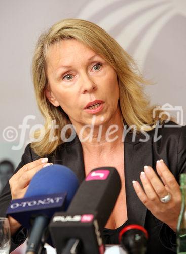 (C) fotodienst/Anna Rauchenberger - Wien, 22.07.2008 - A.Univ.-Prof. Dr. Astrid Deixler-Hübner informiert über umstrittene Reformen im Familienrecht: In den letzten Jahren hat sich das traditionelle Familienbild erhebliche verändert. Die Anzal der Paare, die unverheiratet zusammenleben, ist in den letzen Jahren signifikant angestiegen. Die gesellschaftlichen Veränderungen bringen neue Lebenswirklichkeiten, für die es noch keinen gesetzlichen Rahmen gibt. FOTO: A.Univ.-Prof. Dr. Astrid Deixler-Hübner (Autorin und Univ.-Prof. am Institut Zivilprozessrecht, Universität Linz).