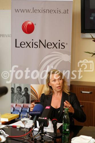 (C) fotodienst/Anna Rauchenberger - Wien, 22.07.2008 - A.Univ.-Prof. Dr. Astrid Deixler-Hübner informiert über umstrittene Reformen im Familienrecht: In den letzten Jahren hat sich das traditionelle Familienbild erhebliche verändert. Die Anzal der Paare, die unverheiratet zusammenleben, ist in den letzen Jahren signifikant angestiegen. Die gesellschaftlichen Veränderungen bringen neue Lebenswirklichkeiten, für die es noch keinen gesetzlichen Rahmen gibt. FOTO: A.Univ.-Prof. Dr. Astrid Deixler-Hübner (Autorin und Univ.-Prof. am Institut Zivilprozessrecht, Universität Linz).