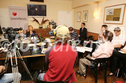 (C) fotodienst/Anna Rauchenberger - Wien, 22.07.2008 - A.Univ.-Prof. Dr. Astrid Deixler-Hübner informiert über umstrittene Reformen im Familienrecht: In den letzten Jahren hat sich das traditionelle Familienbild erhebliche verändert. Die Anzal der Paare, die unverheiratet zusammenleben, ist in den letzen Jahren signifikant angestiegen. Die gesellschaftlichen Veränderungen bringen neue Lebenswirklichkeiten, für die es noch keinen gesetzlichen Rahmen gibt. 