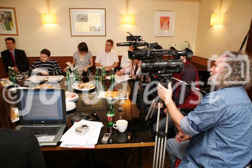 (C) fotodienst/Anna Rauchenberger - Wien, 22.07.2008 - A.Univ.-Prof. Dr. Astrid Deixler-Hübner informiert über umstrittene Reformen im Familienrecht: In den letzten Jahren hat sich das traditionelle Familienbild erhebliche verändert. Die Anzal der Paare, die unverheiratet zusammenleben, ist in den letzen Jahren signifikant angestiegen. Die gesellschaftlichen Veränderungen bringen neue Lebenswirklichkeiten, für die es noch keinen gesetzlichen Rahmen gibt. 