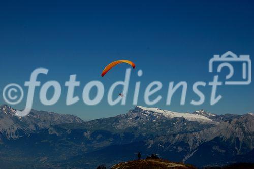 Gleitschirm-Tandem-Flug von Vercorin aus durchs Unterwallis mit Blick auf die Viertausender und das Unterwallis; Paragliding in the Valley of Valais from Vercorin with a beautifull view over the mountains in the swiss alps