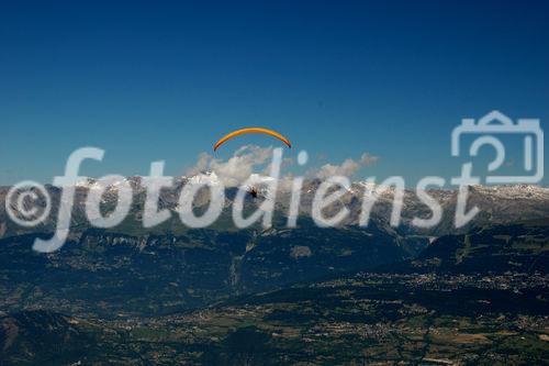 Gleitschirm-Tandem-Flug von Vercorin aus durchs Unterwallis mit Blick auf die Viertausender und das Unterwallis; Paragliding in the Valley of Valais from Vercorin with a beautifull view over the mountains in the swiss alps