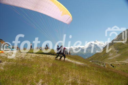 Gleitschirm-Tandem-Flug von Vercorin aus durchs Unterwallis mit Blick auf die Viertausender und das Unterwallis; Paragliding in the Valley of Valais from Vercorin with a beautifull view over the mountains in the swiss alps