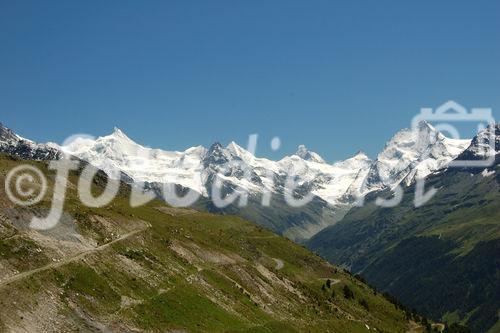 Herrlicher Blick auf die vier Viertausender  Dent Blanche,  Zinalrothorn, , Weisshorn und Matterhorn  bei einer Rundwanderung im Val d’Anniviers. Breathtaking panoramic view to the 