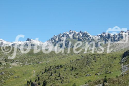 Das Val d’Anniviers bietet fünf Tagestouren rund ums Tal. Die Wanderer,  Biker und hiker haben fünf Viertausender vor Augen (Weisshorn, Zinaltalhorn, Oberhabelhorn, Matterhorn und Dent-Blanche). Doch die klimatischen Bedingungen und der Klimawandel lassen die Gletscher schmelzen. In einigen Jahrzehnten wird das Wasserschloss Europa’s austrocknen.

The valley Anniviers near Sion/Sierre offers a 5 day trip around the swiss alps with five fourthousand meters high mountains such as Weisshorn, Zinaltalhorn, Oberhabelhorn, Matterhorn und Dent-Blanche, where the glaciers are melting due to the clima change. 
Within a few decades, the swiss Alps regions will dry out
