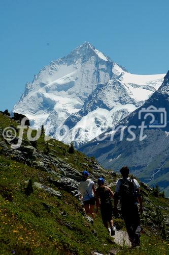 Herrlicher Blick auf den Dent Blanche bei einer Rundwanderung im Val d’Anniviers. Breathtaking panoramic view to the 