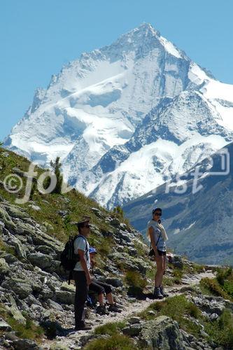 Herrlicher Blick auf den Dent Blanche bei einer Rundwanderung im Val d’Anniviers. Breathtaking panoramic view to the 