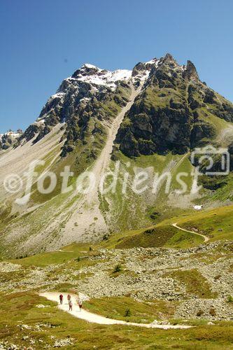 Erodierende Alpen infolge des Klimawandels. Das Val d’Anniviers bietet fünf Tagestouren rund ums Tal. Die Wanderer,  Biker und hiker haben fünf Viertausender vor Augen (Weisshorn, Zinaltalhorn, Oberhabelhorn, Matterhorn und Dent-Blanche). Doch die klimatischen Bedingungen und der Klimawandel lassen die Gletscher schmelzen. In einigen Jahrzehnten wird das Wasserschloss Europa’s austrocknen.

The valley Anniviers near Sion/Sierre offers a 5 day trip around the swiss alps with five fourthousand meters high mountains such as Weisshorn, Zinaltalhorn, Oberhabelhorn, Matterhorn und Dent-Blanche, where the glaciers are melting due to the clima change. 
Within a few decades, the swiss Alps regions will dry out
