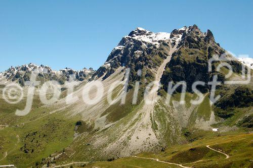 Das Val d’Anniviers bietet fünf Tagestouren rund ums Tal. Die Wanderer,  Biker und hiker haben fünf Viertausender vor Augen (Weisshorn, Zinaltalhorn, Oberhabelhorn, Matterhorn und Dent-Blanche). Doch die klimatischen Bedingungen und der Klimawandel lassen die Gletscher schmelzen. In einigen Jahrzehnten wird das Wasserschloss Europa’s austrocknen.

The valley Anniviers near Sion/Sierre offers a 5 day trip around the swiss alps with five fourthousand meters high mountains such as Weisshorn, Zinaltalhorn, Oberhabelhorn, Matterhorn und Dent-Blanche, where the glaciers are melting due to the clima change. 
Within a few decades, the swiss Alps regions will dry out
