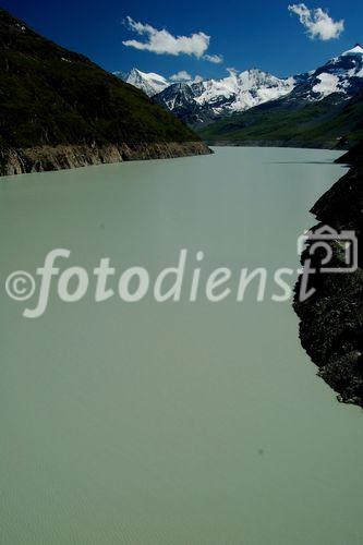 Das Schmelzwasser von 35 Gletschern wird in der weltweit grössten Gewichtsstaumauer Grande Dixence im Wallis gespeichert und zu Strom für 400'000 Haushalte pro Jahr verarbeitet. Die 285 Meter hohe und an der Krone 700 Meter lange sowie am Sockel 200 Meter breite Staumauer vermag dem Druck von 400 Mio. m3 zu wiederstehen. Das Bauwerk
ist 15 Mio. Tonnen schwer, 6 Mio. Tonnen Beton wurden für den Bau verwendet. 

The melting water of 35 glaciers are brought and pumped to the Lake Dixence, where the 
world biggest wall is producing electricity  for 400’000 houses throughout the year. The 
wall is 285 meters high, on top 700 Meters wide and on the bottom 200 Meters thick. 
The wall can resist the presure of 400 Mio. m3 Water and is made out of 6 Mio. tons
of beton and the total weight of the wall is 15 Mio. tons. 
