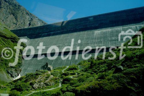 Das 285 Meter hohe, 700 meter lange und am Sockel 200 Meter dicke Bollwerk Grande Dixencen in den Alpen wird von 35 Gletschern gespiesen und versorgt rund 400'000 Haushalte ein Jahr lang. 35 glaciers are delivering the melting water to the Lake Grande Dixence. The electricity that can be produced with the water power 
is suppling 400’000 houses per year with green electricity
