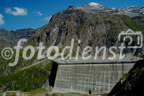 Das Schmelzwasser von 35 Gletschern wird in der weltweit grössten Gewichtsstaumauer Grande Dixence im Wallis gespeichert und zu Strom für 400'000 Haushalte pro Jahr verarbeitet. Die 285 Meter hohe und an der Krone 700 Meter lange sowie am Sockel 200 Meter breite Staumauer vermag dem Druck von 400 Mio. m3 zu wiederstehen. Das Bauwerk
ist 15 Mio. Tonnen schwer, 6 Mio. Tonnen Beton wurden für den Bau verwendet. 

The melting water of 35 glaciers are brought and pumped to the Lake Dixence, where the 
world biggest wall is producing electricity  for 400’000 houses throughout the year. The 
wall is 285 meters high, on top 700 Meters wide and on the bottom 200 Meters thick. 
The wall can resist the presure of 400 Mio. m3 Water and is made out of 6 Mio. tons
of beton and the total weight of the wall is 15 Mio. tons. 
