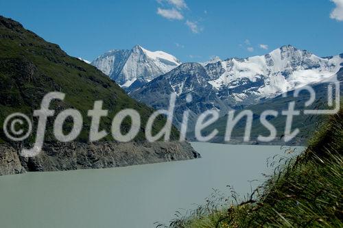 Das Schmelzwasser von 35 Gletschern wird in der weltweit grössten Gewichtsstaumauer Grande Dixence im Wallis gespeichert und zu Strom für 400'000 Haushalte pro Jahr verarbeitet. Die 285 Meter hohe und an der Krone 700 Meter lange sowie am Sockel 200 Meter breite Staumauer vermag dem Druck von 400 Mio. m3 zu wiederstehen. Das Bauwerk
ist 15 Mio. Tonnen schwer, 6 Mio. Tonnen Beton wurden für den Bau verwendet. 

The melting water of 35 glaciers are brought and pumped to the Lake Dixence, where the 
world biggest wall is producing electricity  for 400’000 houses throughout the year. The 
wall is 285 meters high, on top 700 Meters wide and on the bottom 200 Meters thick. 
The wall can resist the presure of 400 Mio. m3 Water and is made out of 6 Mio. tons
of beton and the total weight of the wall is 15 Mio. tons. 
