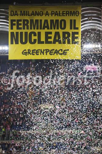 (C)Francesco Alesi / Greenpeace Greenpeace hat beim italienischen Cup-Finale zwischen Inter Mailand und Palermo im römischen Olympia-Stadion ein Transparent vom Dach der Tribüne entrollt. Die Umweltschützer forderten mit dem Slogan 