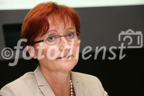 (C) fotodienst/Anna Rauchenberger - Wien, 15.07.2008 - TPA Horwath Studie: Die Mehrheit der Studierenden im Bereich Steuerlehre und -recht plant, in der Wirtschaftstreuhandbranche tätig zu werden. Von einem Arbeitgeber erwarten sie sich ein gutes Arbeitsklima und interessante Aufgabenbereiche sowie kompetente Vorgesetzte.  Die Jobaussichenten in der Branche sind in den nächsten Jahren ausgezeichnet. FOTO: Mag. Gerda Plajer (Vorsitzende der Geschäftsleitung TPA Horwath)