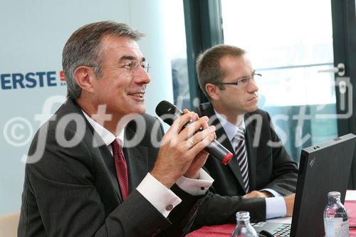 (C) fotodienst/Anna Rauchenberger - Wien, 14.07.2008 - Laut Erste Bank Analysten bewegt sich der ATX im sehr attraktiven Bereich, allerdings erwartet man noch Nachwehen der Finanzkrise noch im Q3 2008. FOTO v.l.: Fritz Mostböck (Head of Research der Erste Bank Gruppe), Günther Artner (Co-Head of CEE Equity Research der Erste Bank)