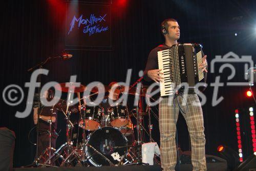 Cezhina, der brasilianische Accordeon-Spieler der Band von Elba Ramalho beim Auftritt am Jazz Festival in Montreux, the brasilian accordion player Cezhina from Elba Ramalho Band performing at Montreux Jazz Festival