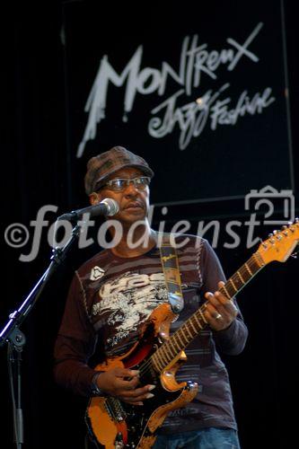 Marcos Arcanjo, der brasilianische Gitarrist der Band von Elba Ramalho beim Auftritt am Jazz Festival in Montreux, the brasilian guitarrist Marcos Arcanjo from Elba Ramalho Band performing at Montreux Jazz Festival