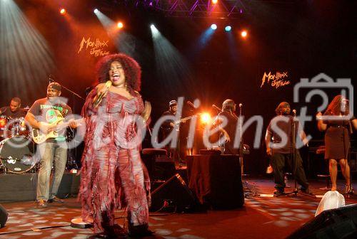 Chaka Khan Band & friends bei Auftritt am Montreux Jazz Festival. Chaka Khan Band & friends performing live at the Montreux Jazz Festival