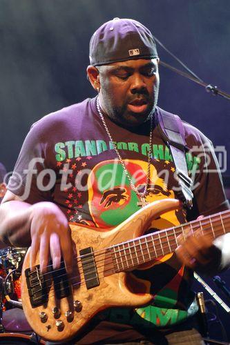 Chaka Khan Band & friends Bassist Andrew Gouche beim Auftritt am Montreux Jazz Festival. Bassist Andrew Gouche from Chaka Khan Band & friends performing at the live-concert at the Montreux Jazz Festival