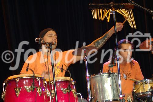 Menino Brito und Macaco Branco, die beiden Perkussionisten der brasilianischen Band von Mart'Nalia bei ihrem Auftritt am Montreux Jazz Festival. Menino Brito and Macaco Branco, the two percussionists from the brasilian band Mart'Nalia at the live concert at the montreux jazz festival