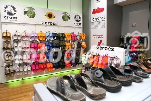 (C) fotodienst/Anna Rauchenberger - Wien, 10.07.2008 - Nach dem großen Erfolg von Crocs gibt es nun die bunten Schuhe auch in Vögele-Filialen zu kaufen.