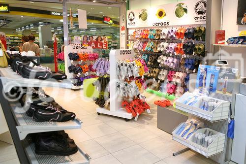 (C) fotodienst/Anna Rauchenberger - Wien, 10.07.2008 - Nach dem großen Erfolg von Crocs gibt es nun die bunten Schuhe auch in Vögele-Filialen zu kaufen.