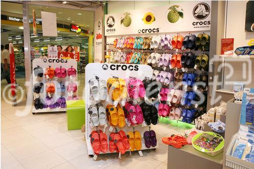 (C) fotodienst/Anna Rauchenberger - Wien, 10.07.2008 - Nach dem großen Erfolg von Crocs gibt es nun die bunten Schuhe auch in Vögele-Filialen zu kaufen.