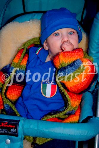 Keiner zu klein, ein Fussballfan zu sein: Die italienischen Babies saugen die Fussballbegeisterung schon mit der Muttermilch ein. Nobody to small to be an italian footballfan. 