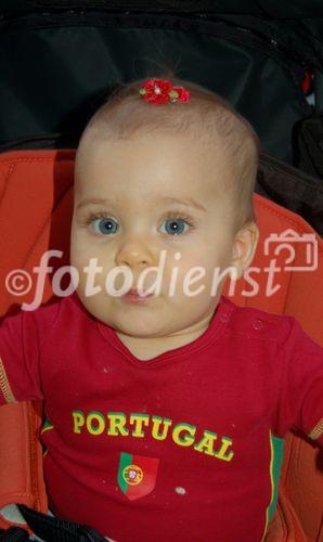 Portugiesisches Baby im Trikot der portugiesischen Nationalmannschaft in der Fanzone von Zürich.