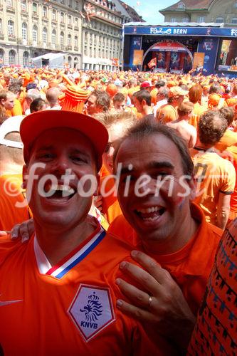 Ein Meer von Holländischen Fussballfans freut sich auf den siegreichen Match in Bern an der Euro 2008 in der Public viewing Zone auf dem Berner Bundeshausplatz. An ocean of dutch footballfans are celebrating the victory of their team in Bern