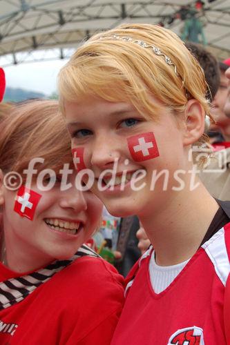 Zwei junge weibliche Fussballfans, denen der Frut über die Niederlage nicht anzumerken ist