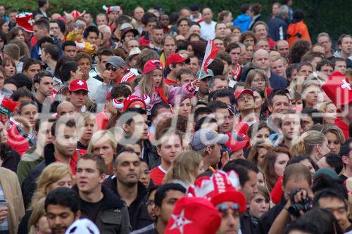 Fussballfans in der Public viewing arena in Zürich beim EM08-Eröffnungsspiel. football-fans in the public viewing zone of Zürich watching the Inauguration-game