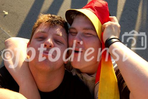 Sich umamrmende und küssende Fussballfans auf der Mittleren Rheinbrücke beim Basler Rheinufer. Freude herrscht bei den Deutschen. NAch dem Sieg der Deutschen gehen die Emotionen hoch: