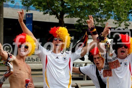 Freude herrscht bei den Deutschen. Sie glauben wieder an ein Sommermärchen. Jubelnde Fussballfans auf der Tribune am Basler Rheinufer