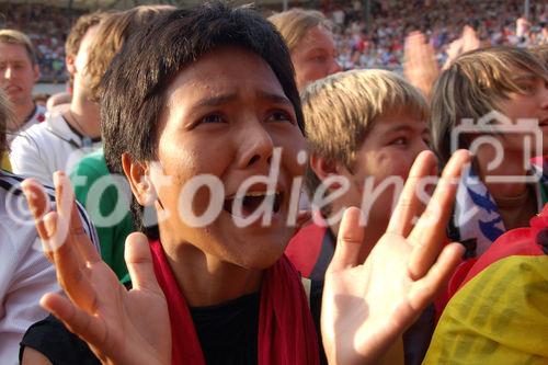 Fassungslose Deutsche Fussballfans in der public viewing arena von Zürich