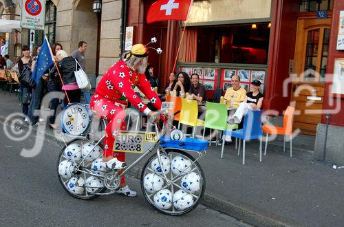 Total ausgeflippt und fussballverrückt dieses Dreiländer-Fussballfan-Unikum in Basel auf dem Barfüsserplatz mit seiner kreativen Fahhrad-Dekoration