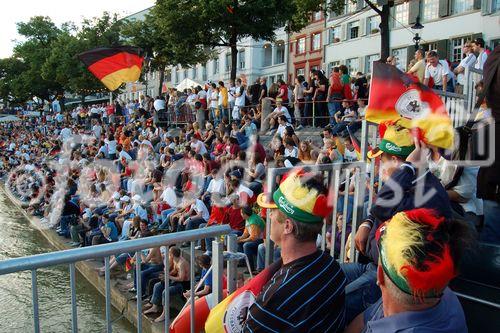 Deutsche Fans auf der Tribune am Rhein in Basels Fanzone warten gespannt auf den Spielbeginn