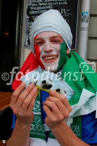 Italian football fan showing fair play football game cards. Dieser italienische Fussball-Fan zeigt die Fair Play Karten