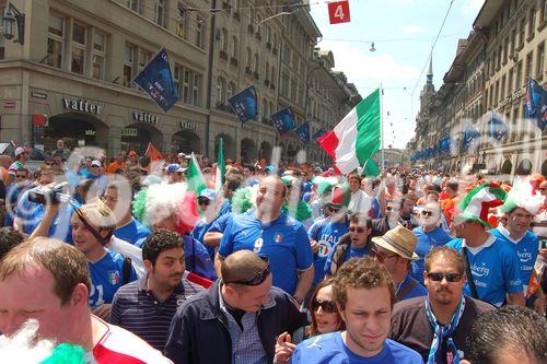 Iitalienische Fussballfans in Bern vor der Fanzone auf dem Bundesplatz. Dutch and italian footballfans in Bern in front of the Euro 2008 Fanzone on the Bundesplatz.