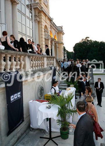 Gastgeber Thomas Kloibhofer begrüßte 150
Geschäftspartner und Freunde auf der Gloriette. Gefeiert wurden 10 erfolgreiche Jahre Competence Call Center. (C)fotodienst/Ingo Derschmidt