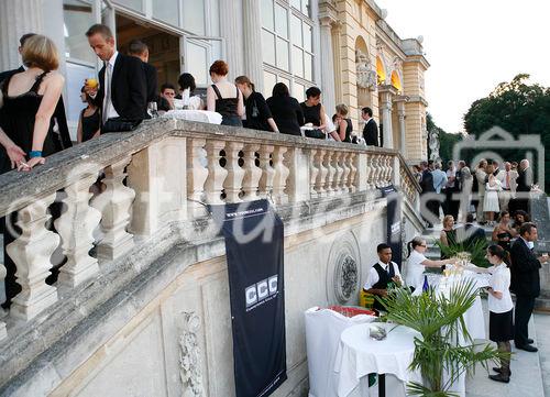 Gastgeber Thomas Kloibhofer begrüßte 150
Geschäftspartner und Freunde auf der Gloriette. Gefeiert wurden 10 erfolgreiche Jahre Competence Call Center. (C)fotodienst/Ingo Derschmidt