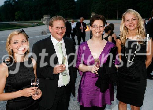 Gastgeber Thomas Kloibhofer begrüßte 150
Geschäftspartner und Freunde auf der Gloriette. Gefeiert wurden 10 erfolgreiche Jahre Competence Call Center. (C)fotodienst/Ingo Derschmidt