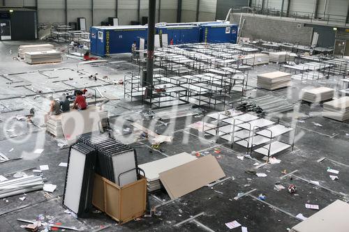 (C) fotodienst/Anna Rauchenberger - Wien, 03.07.2008 -  RIGIPS: Abbau des Fancamp. FOTO: Arbeiter bauen in rasantem Tempo die einst ebenso schnell erbaute Unterkuft für Fußballfans ab. 