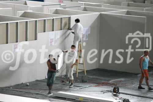 (C) fotodienst/Anna Rauchenberger - Wien, 03.07.2008 -  RIGIPS: Abbau des Fancamp. FOTO: Arbeiter bauen in rasantem Tempo die einst ebenso schnell erbaute Unterkuft für Fußballfans ab. 