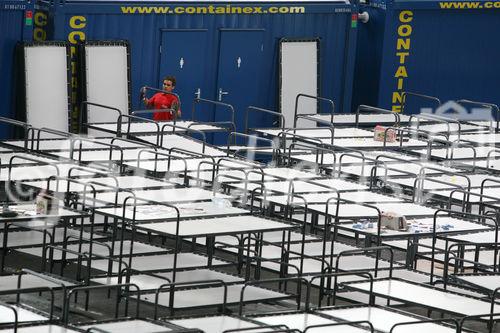 (C) fotodienst/Anna Rauchenberger - Wien, 03.07.2008 -  RIGIPS: Abbau des Fancamp. FOTO: Arbeiter bauen in rasantem Tempo die einst ebenso schnell erbaute Unterkuft für Fußballfans ab. 