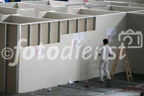 (C) fotodienst/Anna Rauchenberger - Wien, 03.07.2008 -  RIGIPS: Abbau des Fancamp. FOTO: Arbeiter bauen in rasantem Tempo die einst ebenso schnell erbaute Unterkuft für Fußballfans ab. 