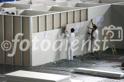 (C) fotodienst/Anna Rauchenberger - Wien, 03.07.2008 -  RIGIPS: Abbau des Fancamp. FOTO: Arbeiter bauen in rasantem Tempo die einst ebenso schnell erbaute Unterkuft für Fußballfans ab. 