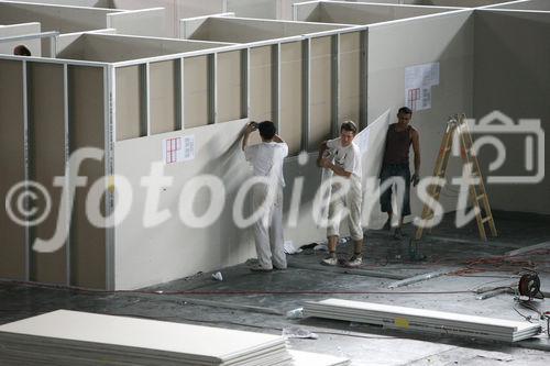 (C) fotodienst/Anna Rauchenberger - Wien, 03.07.2008 -  RIGIPS: Abbau des Fancamp. FOTO: Arbeiter bauen in rasantem Tempo die einst ebenso schnell erbaute Unterkuft für Fußballfans ab. 