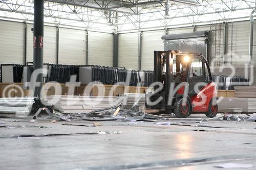 (C) fotodienst/Anna Rauchenberger - Wien, 03.07.2008 -  RIGIPS: Abbau des Fancamp. FOTO: Arbeiter bauen in rasantem Tempo die einst ebenso schnell erbaute Unterkuft für Fußballfans ab. 